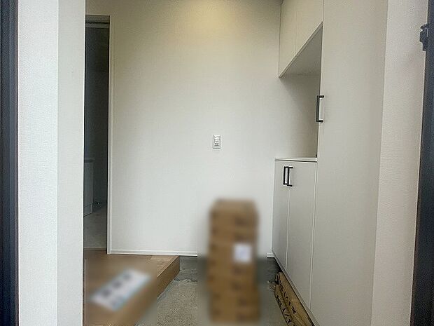 玄関は家の第一印象を左右する重要な場所。ほどよい広さとスタイリッシュな色遣いが印象的です。