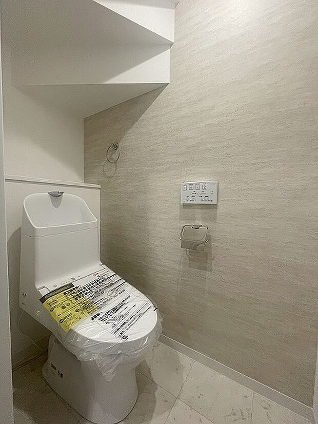 階段下を有効活用したトイレスペース。 便座はもちろんウォシュレット。  