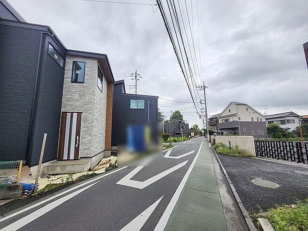 安心して暮らすことのできる住宅街。　住宅地の道路は一般に交通量が少なく車などの騒音が少ないため、住民にとって静かな生活環境が提供されます。 