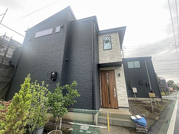 建物が完成しましたので室内のご見学予約スタート。当日のご見学予約も大歓迎です。お気軽にご連絡ください。エステート白馬国分寺店は火曜水曜も営業しております。