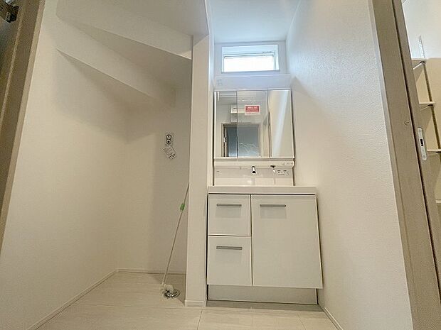 三面鏡に洗面台。 コンセントに照明機能、多機能性を備えた設備です。  