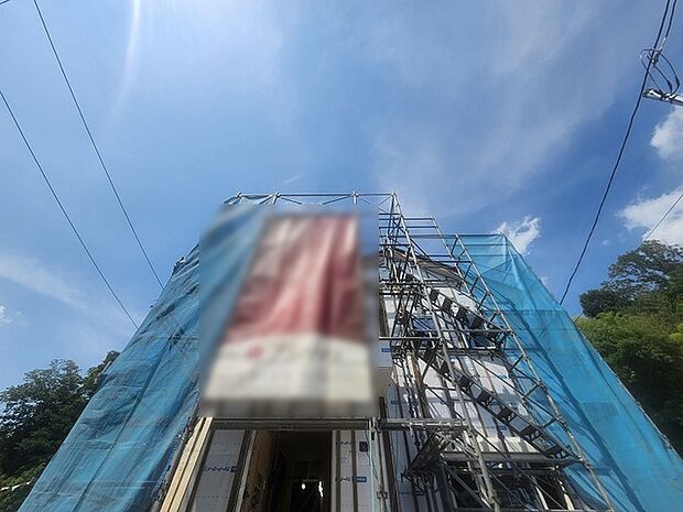 周辺の街並みの中で適度な主張、生活に溶け込むシンプルなデザインの外観が魅力の一戸建です。