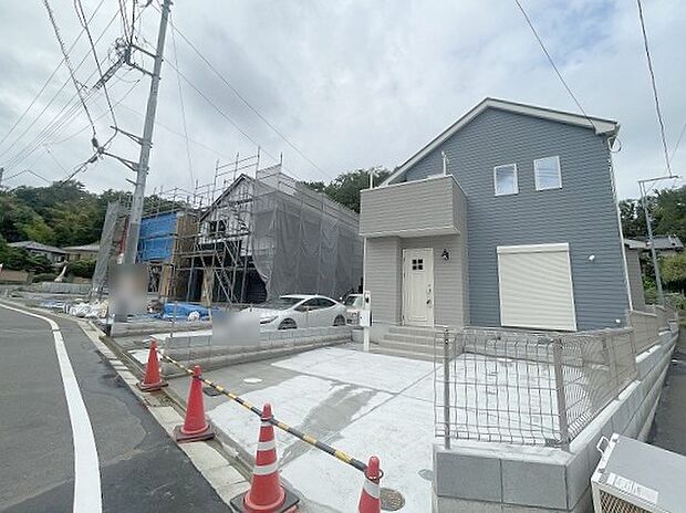 周辺の街並みの中で適度な主張、生活に溶け込むシンプルなデザインの外観が魅力の一戸建です。 