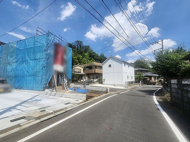 安心して暮らすことのできる住宅街。　住宅地の道路は一般に交通量が少なく車などの騒音が少ないため、住民にとって静かな生活環境が提供されます。 