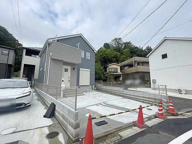 周辺の街並みの中で適度な主張、生活に溶け込むシンプルなデザインの外観が魅力の一戸建です。 