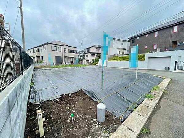 現地ご見学の際、スタッフが様々なご質問に対応いたします、周辺環境、前面道路、建築可能な建物について、ぜひご相談ください。