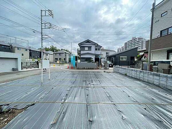 利便性と快適性を両立した立地。ショッピングやレストラン、公共交通機関へのアクセスが良好でありながら、周囲の緑豊かな自然環境も満喫できます。