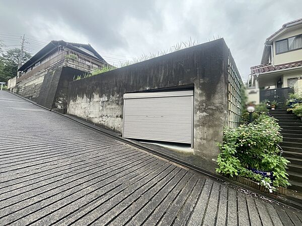 建築条件なしの敷地。弊社グループ「白馬建設」にて建物プランをご提案できます。実際の陽当たりやサイズ感を現地でお確かめください。