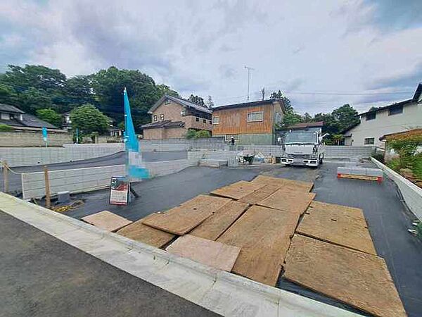 土地物件にはご確認頂くポイントがたくさんございます、土地だけのご見学の際もご遠慮せず、ぜひお気軽に担当スタッフにお申しつけくださいませ。