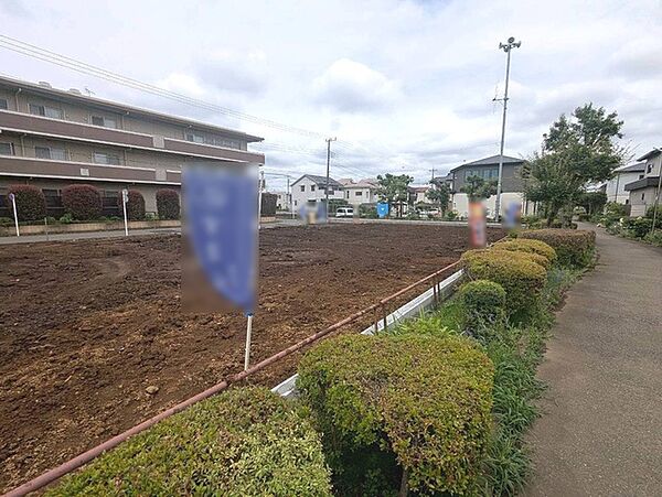 現地ご見学の際、スタッフが様々なご質問に対応いたします、周辺環境、前面道路、建築可能な建物について、ぜひご相談ください。