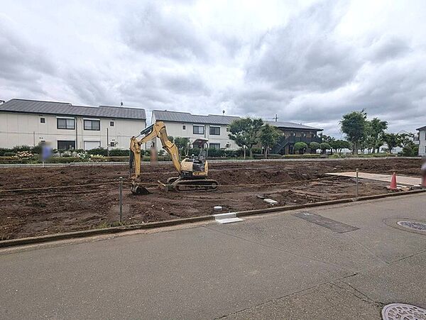 建築条件なしの敷地。弊社グループ「白馬建設」にて建物プランをご提案できます。実際の陽当たりやサイズ感を現地でお確かめください。