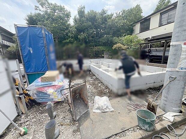 現在建物を建築中です、建築中の物件については現地確認の他、同施工会社の完成施工例のご案内、担当者のプレゼンテーションにてご検討ください。適切なご検討の方法をご説明させて頂きます。 