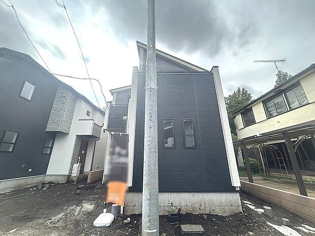周辺の街並みの中で適度な主張、生活に溶け込むシンプルなデザインの外観が魅力の一戸建です。