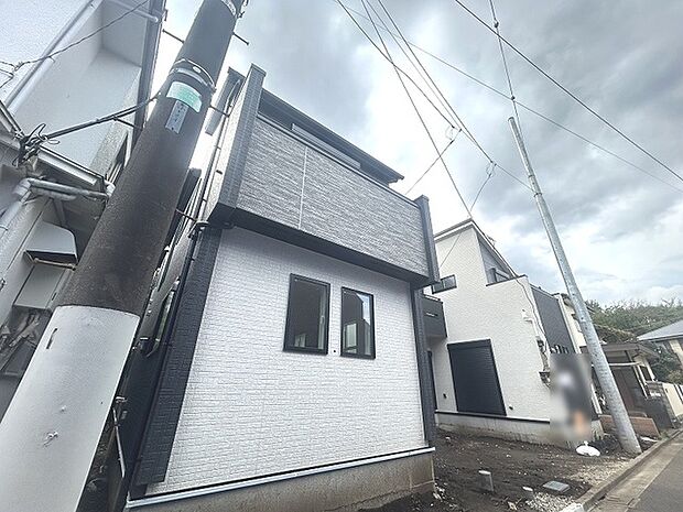 安心して暮らすことのできる住宅街。 住宅地の道路は一般に交通量が少なく車などの騒音が少ないため、住民にとって静かな生活環境が提供されます。