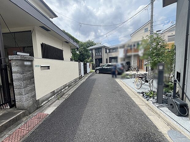 周辺は住宅が建ち並ぶ閑静な住宅街です。