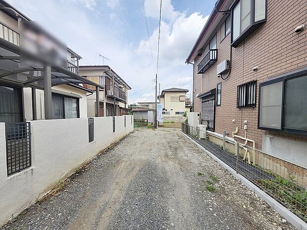 安心して暮らすことのできる住宅街。 住宅地の道路は一般に交通量が少なく車などの騒音が少ないため、住民にとって静かな生活環境が提供されます。