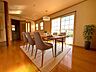 リビング/ダイニング：家族が一番集まる場所だから広々としつつも素敵な空間であって欲しい。みんながくつろぐリビングからキッチンまでが一つの空間のように繋がる間取り。 