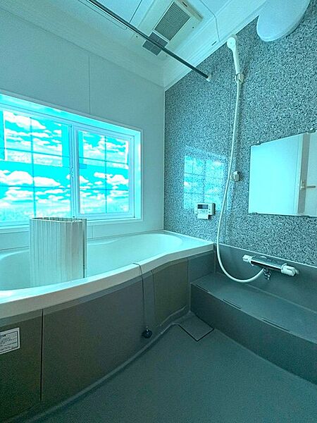 一日の疲れを癒してくれるゆったりとしたバスルームです。