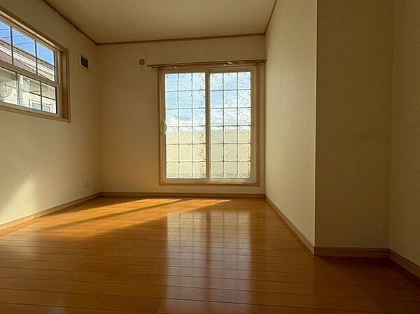 実際に室内をご見学頂くと生活のイメージが広がると思います。家具を置いたイメージや窓からの景色など。