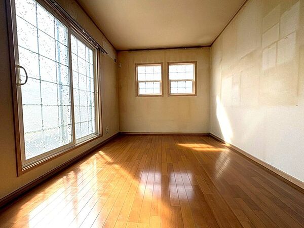 洋室はモダンなデザインと機能性を備え、快適な生活空間に。明るい窓から差し込む自然光が広々とした空間をさらに明るく開放的に感じさせます。