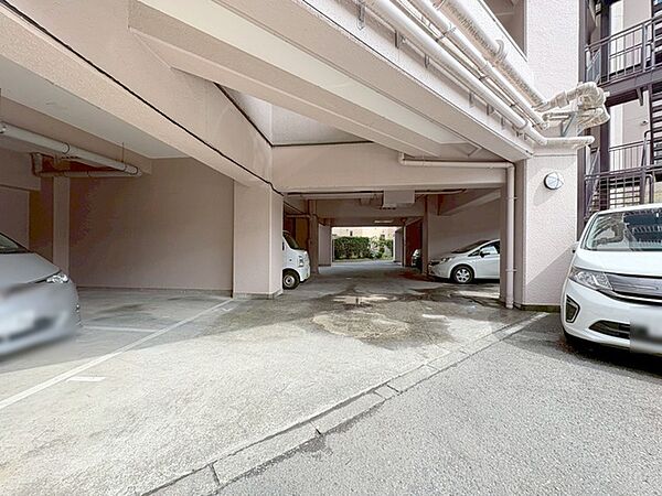 周辺の街並みの中で適度な主張、生活に溶け込むシンプルなデザインの外観が魅力のマンションです。