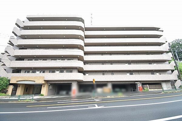 周辺の街並みの中で適度な主張、生活に溶け込むシンプルなデザインの外観が魅力のマンションです。