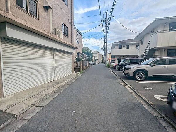 安心して暮らすことのできる住宅街。　住宅地の道路は一般に交通量が少なく車などの騒音が少ないため、住民にとって静かな生活環境が提供されます。