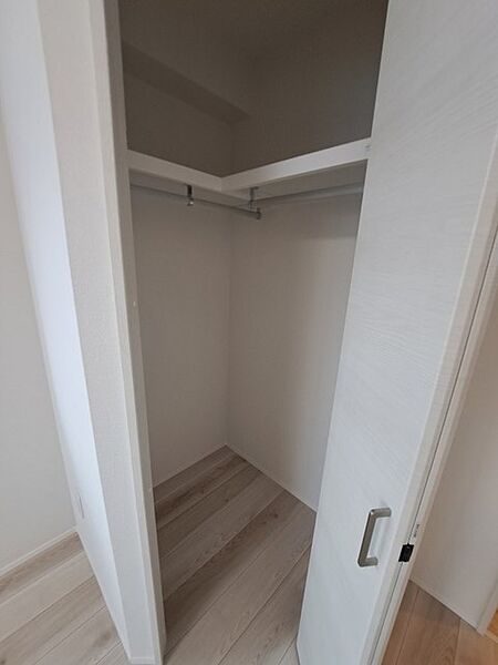 沢山の洋服も収納できそうなウォークインクローゼット。荷物の多い方には嬉しい設計。