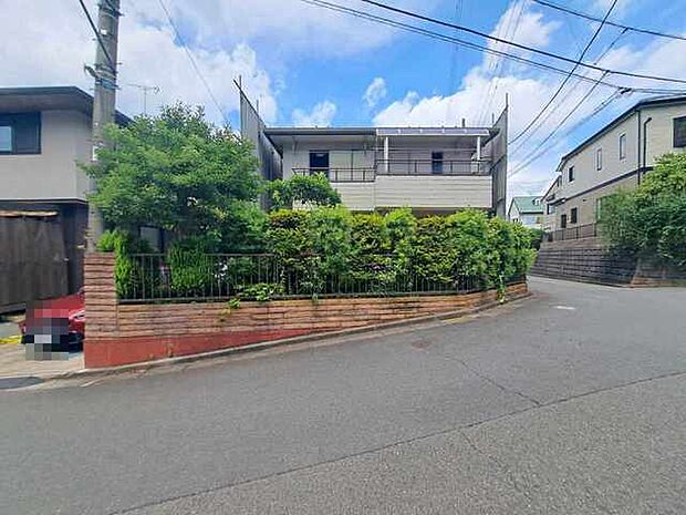現在建物を建築中です、建築中の物件については現地確認の他、同施工会社の完成施工例のご案内、担当者のプレゼンテーションにてご検討ください。適切なご検討の方法をご説明させて頂きます。