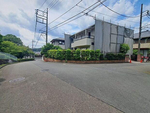 安心して暮らすことのできる住宅街。 住宅地の道路は一般に交通量が少なく車などの騒音が少ないため、住民にとって静かな生活環境が提供されます。