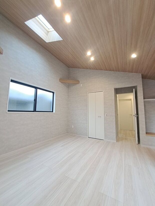 スタイリッシュなデザインと快適な居住性を兼ね備えた洋室。広々とした空間は、自分らしいインテリアを楽しむことができるほか、リラックスした時間を過ごすことができそうです。 
