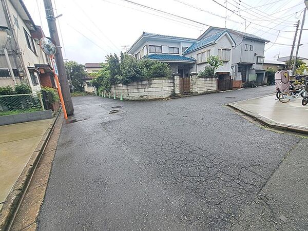 安心して暮らすことのできる住宅街。　住宅地の道路は一般に交通量が少なく車などの騒音が少ないため、住民にとって静かな生活環境が提供されます。