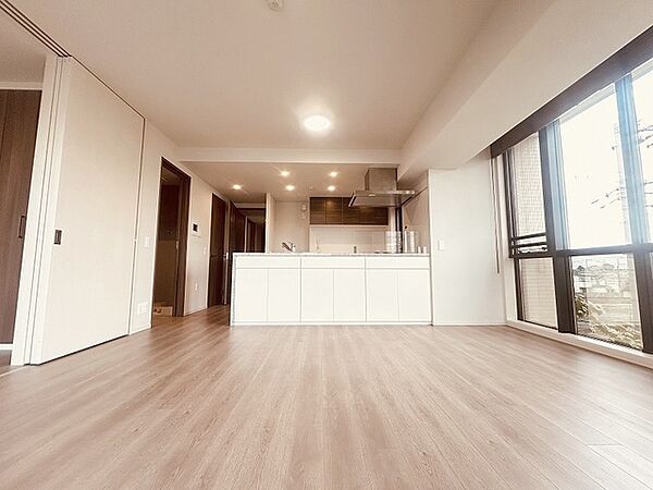 家族が一番集まる場所だから広々としつつも素敵な空間であって欲しい。みんながくつろぐリビングからキッチンまでが一つの空間のように繋がる間取り。