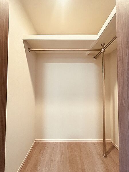 沢山の洋服も収納できそうなウォークインクローゼット。荷物の多い方には嬉しい設計。