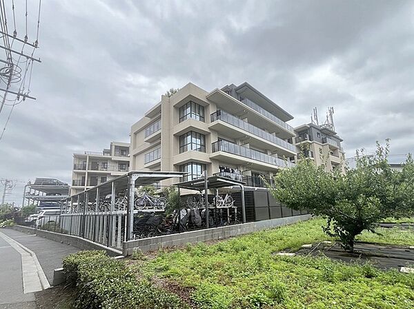 自然に恵まれた豊かな緑と美しいロケーションが特徴です。穏やかな暮らしやリラックスした健康的な生活が送れそう。日々の喧騒から離れ、自然に囲まれた癒しの場所はいかがでしょうか。