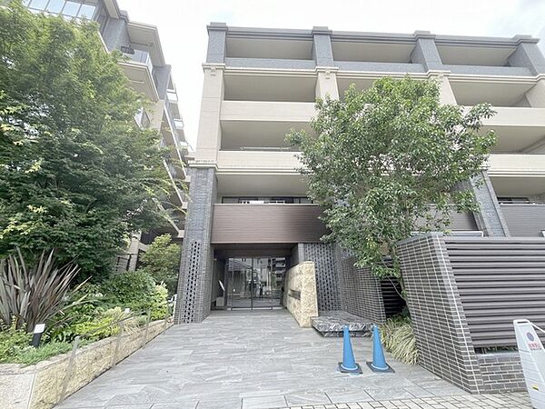 周辺の街並みの中で適度な主張、生活に溶け込むシンプルなデザインの外観が魅力のマンションです。