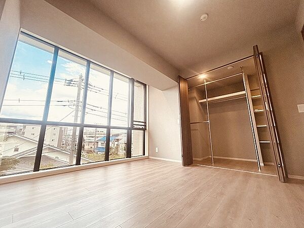スタイリッシュなデザインと快適な居住性を兼ね備えた洋室。広々とした空間は、自分らしいインテリアを楽しむことができるほか、リラックスした時間を過ごすことができそうです。