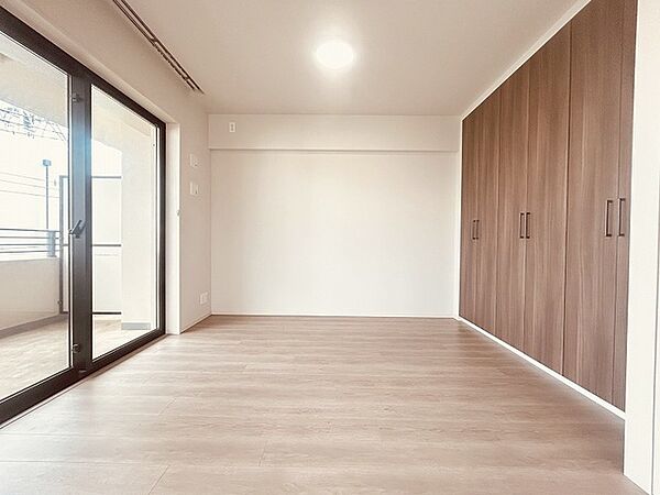 洋室はモダンなデザインと機能性を備え、快適な生活空間に。明るい窓から差し込む自然光が広々とした空間をさらに明るく開放的に感じさせます。