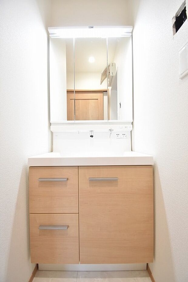 三面鏡に洗面台。 コンセントに照明機能、多機能性を備えた設備です。