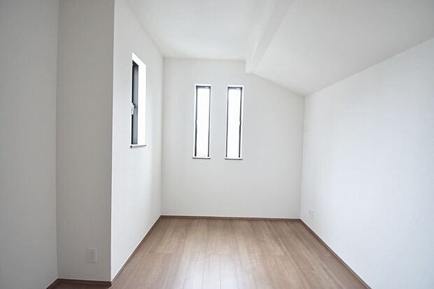 勾配天井の2階のお部屋。この勾配の角度がお洒落な雰囲気を感じさせてくれます。 