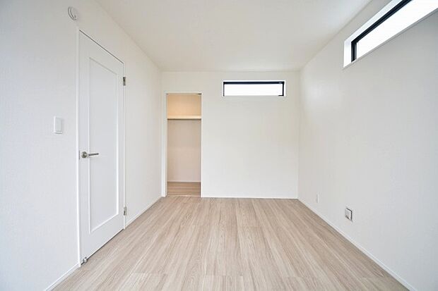 洋室はモダンなデザインと機能性を備え、快適な生活空間に。明るい窓から差し込む自然光が広々とした空間をさらに明るく開放的に感じさせます。