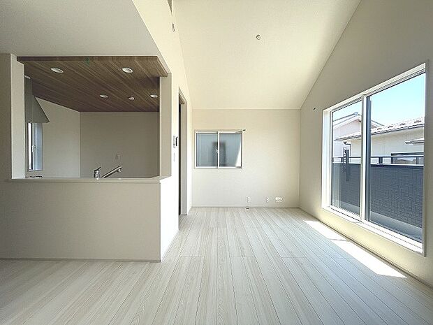 家族の集まるリビングは気持ちの良い自然光が差し込む団欒空間。室内のご見学予約も随時、受付中ですのでお気軽にお問合せください。 
