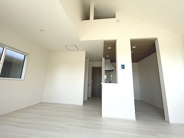 実際に室内をご見学頂くと生活のイメージが広がります。家具を置いたイメージや窓からの景色など、現地で体感ください。 