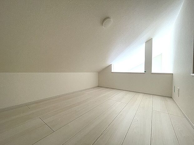 大きな小屋裏物置はなんだかワクワクしてしまうスペース。趣味の空間や子供のワークスペース、季節物の収納など色々な用途に利用できそうな予感。