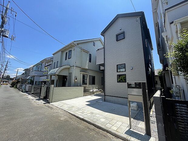 周辺は住宅が建ち並ぶ閑静な住宅街です。