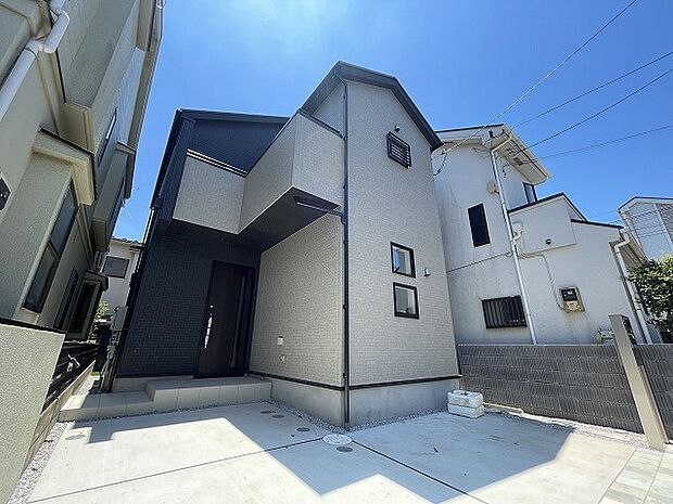 周辺の街並みの中で適度な主張、生活に溶け込むシンプルなデザインの外観が魅力の一戸建です。  