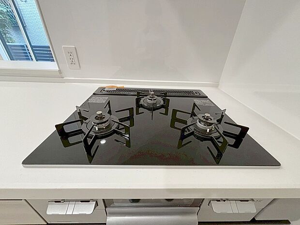 カウンターキッチンならではの開放的な見通し、全体が見渡せることでご家族の団欒スペースもより明るく笑顔が溢れる空間となります。