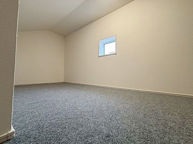 大きな屋根裏部屋はなんだかワクワクしてしまうスペース。季節物の収納など色々な用途に利用できそうな予感。