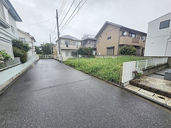 安心して暮らすことのできる住宅街。　住宅地の道路は一般に交通量が少なく車などの騒音が少ないため、住民にとって静かな生活環境が提供されます。