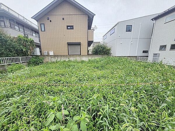 建築条件なしの敷地。弊社グループ「白馬建設」にて建物プランをご提案できます。実際の陽当たりやサイズ感を現地でお確かめください。